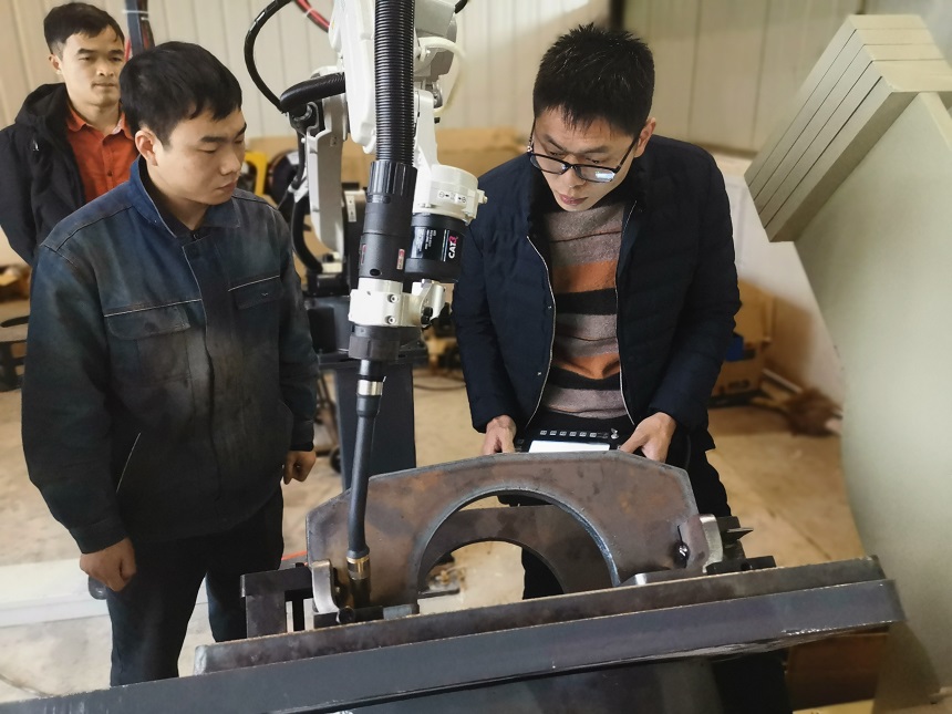 抓料機(jī)、抓鋼機(jī)、挖掘機(jī)、報廢汽車拆解機(jī)加工設(shè)備.jpg